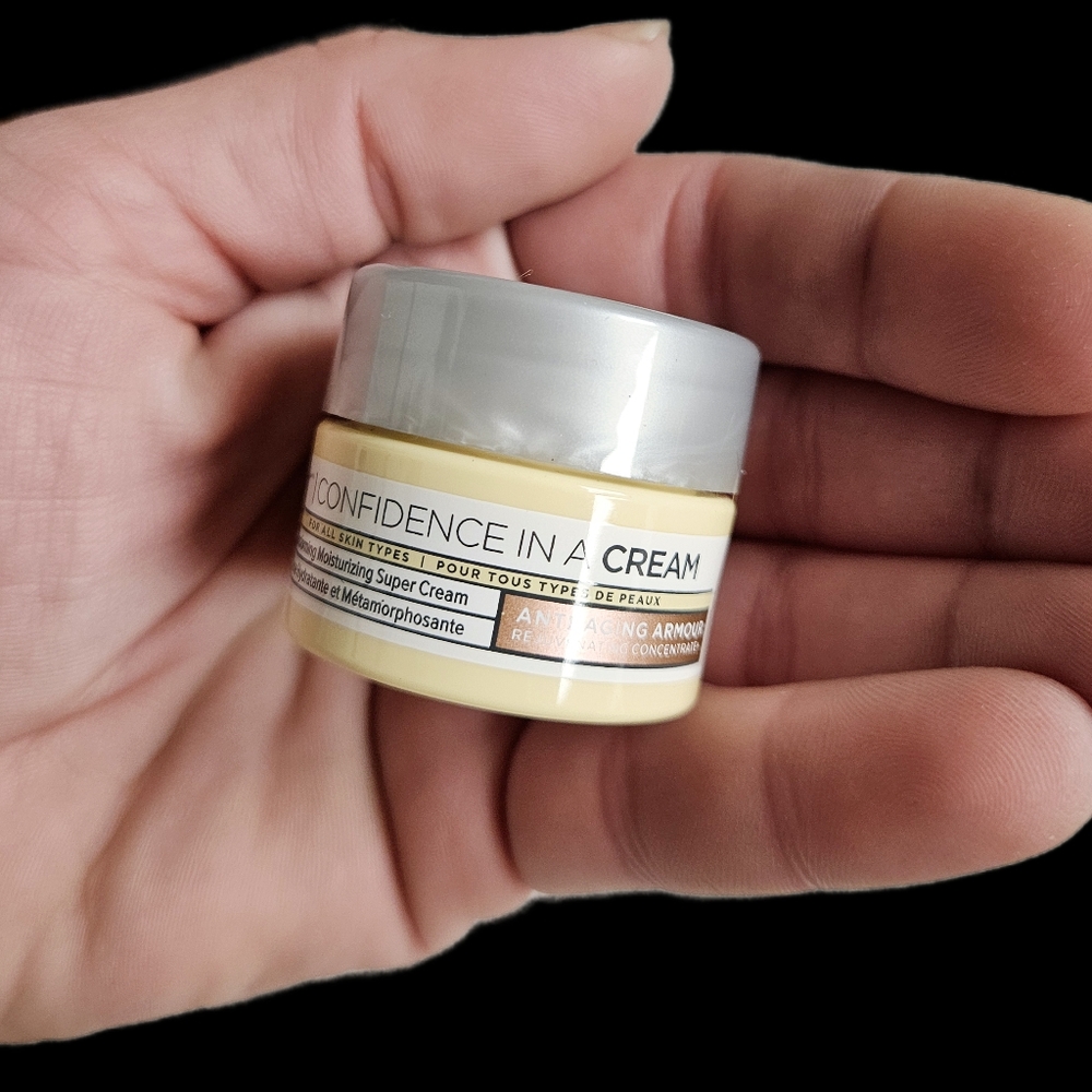 NWT IT COSMETICS MINI CONFIDENCE IN A CREAM!